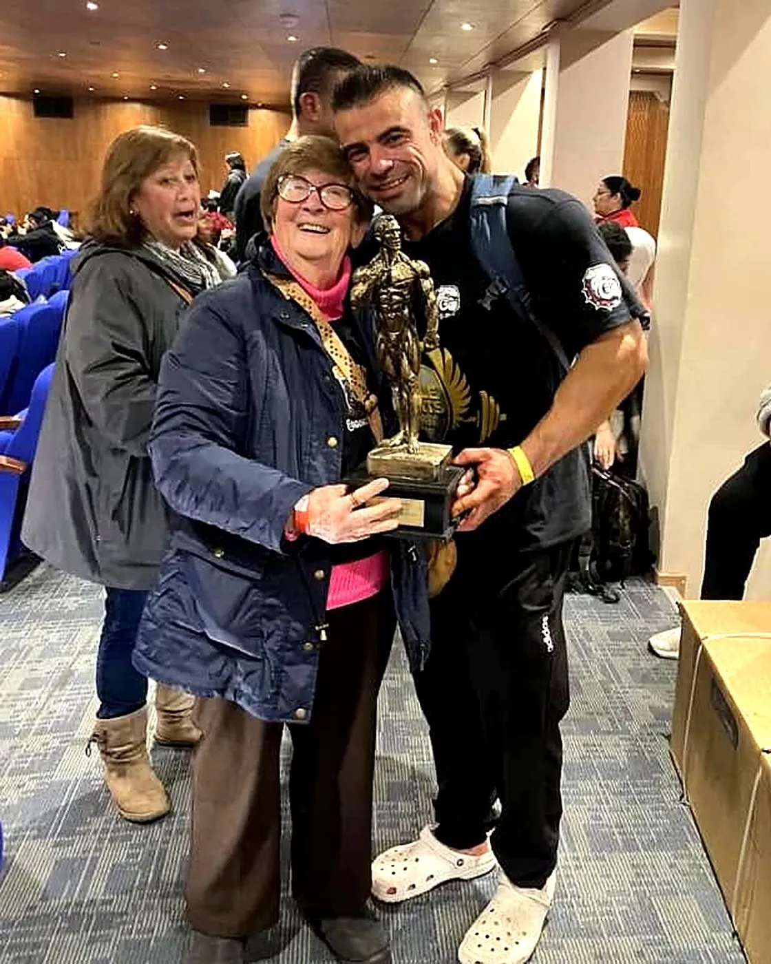 Gerard Mahuzier con su abuela y un trofeo